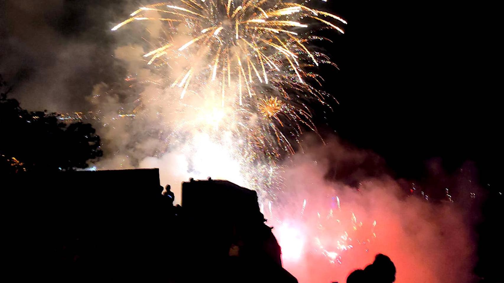 Los fuegos artificiales en la bahía de Alicante se pueden disfrutar desde el Castillo de Santa Bárbara.