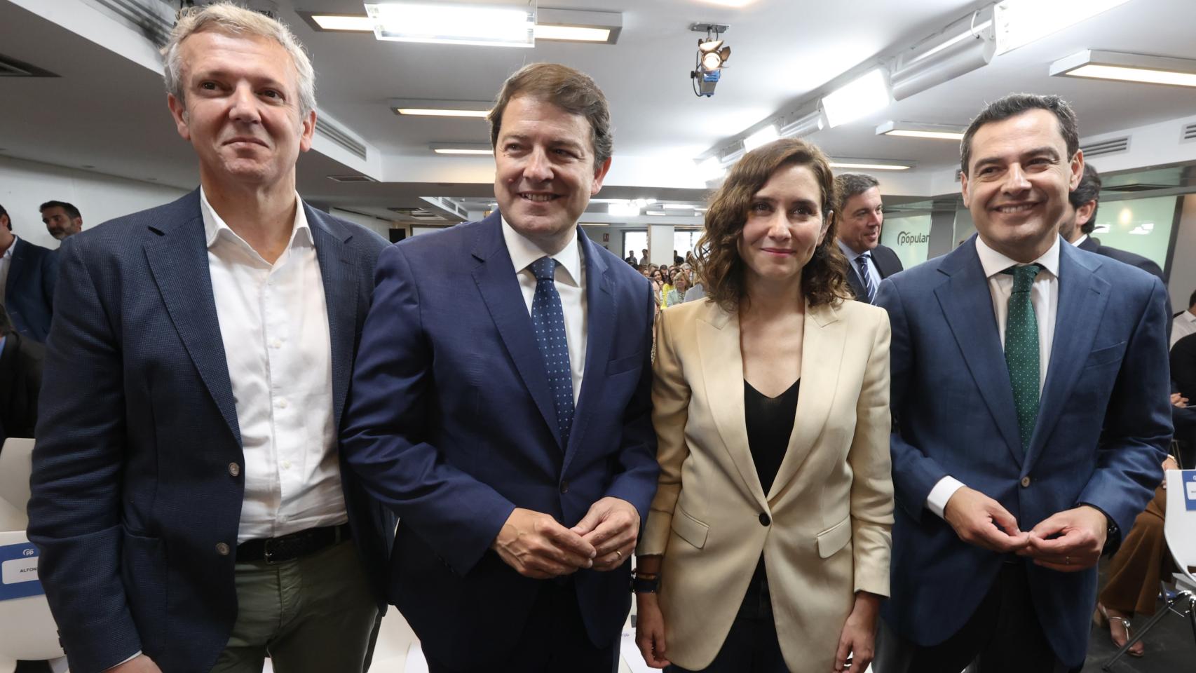 El presidente de Galicia, Alfonso Rueda, el presidente de la Junta, Alfonso Fernández Mañueco, la presidenta de la Comunidad de Madrid, Isabel Díaz Ayuso, y el de Andalucía, Juan Manuel Moreno, en la Junta Directiva Nacional del PP, este martes.