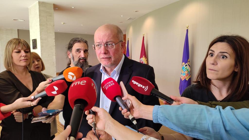 Francisco Igea, procurador por Ciudadanos, en las Cortes de Castilla y León antes del pleno