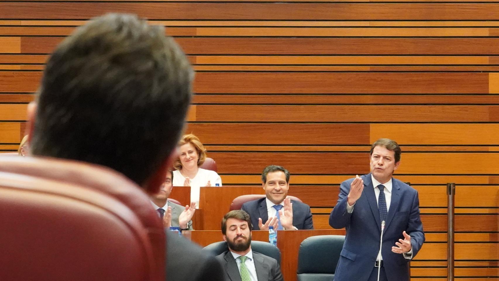El presidente de la Junta, Alfonso Fernández Mañueco, durante su intercambio dialéctico con el líder de la oposición, Luis Tudanca, en el pleno de las Cortes de este martes.