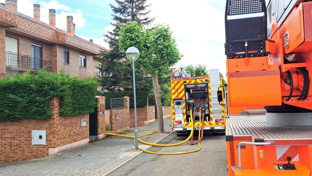 Los Bomberos de la Diputación de Valladolid sofocan el incendio en Entrepinos