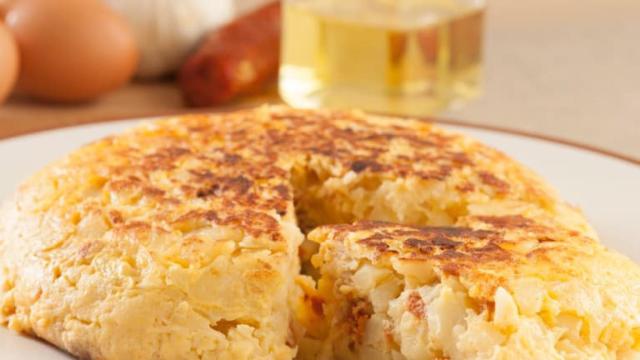 Una tortilla de patata tostada en la superficie.