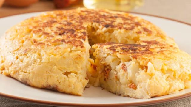 Una tortilla de patata tostada en la superficie.