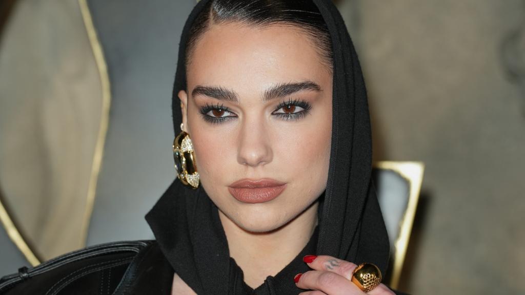 Dua Lipa, en la Fashion Week de París 2023.