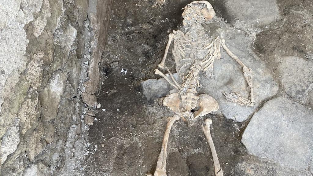 Una de las nuevas víctimas del Vesubio documentadas en la Regio IX. Foto: Parque Arqueológico de Pompeya