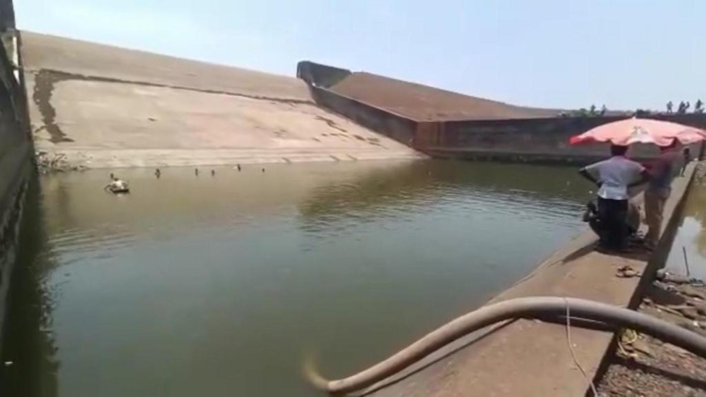 La reserva de agua vaciada para encontrar el móvil