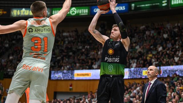 Lanzamiento de Kyle Guy ante Giedratis, en el segundo partido de los playoffs entre Joventut y Baskonia