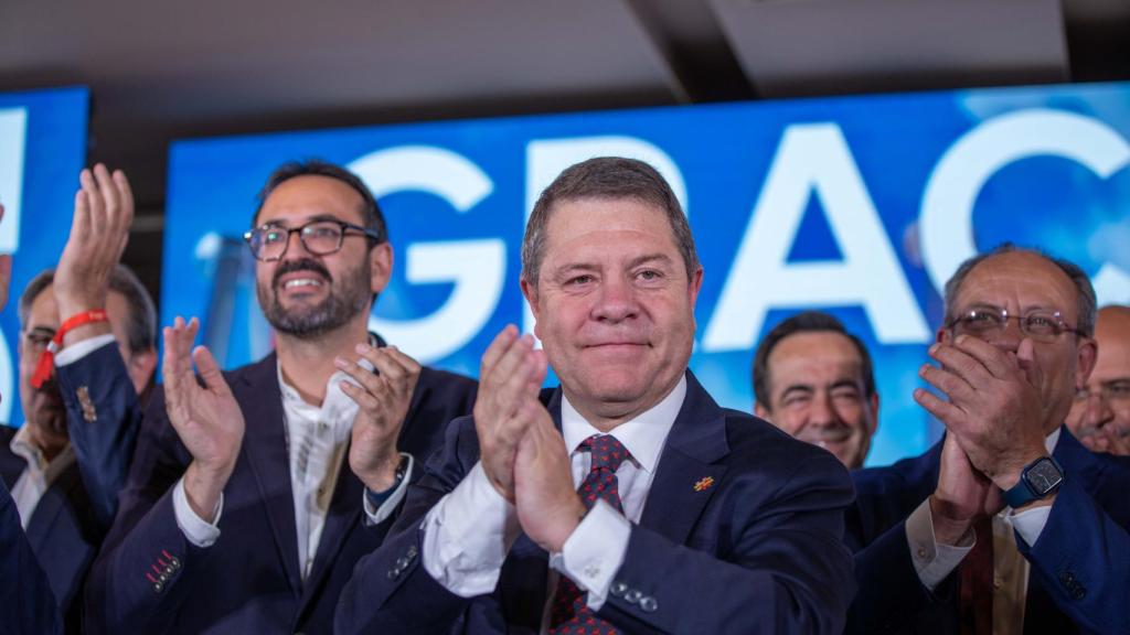 Emiliano García-Page celebra su victoria electoral.