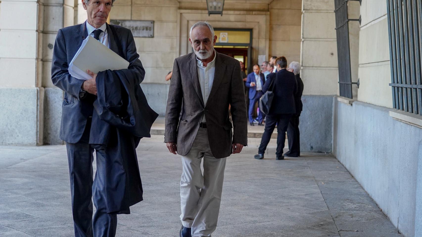 El exdirector técnico de la fundación (Faffe) Fernando José Villén Rueda (d), llegando a la Audiencia Nacional para ser enjuiciado por el caso Faffe.