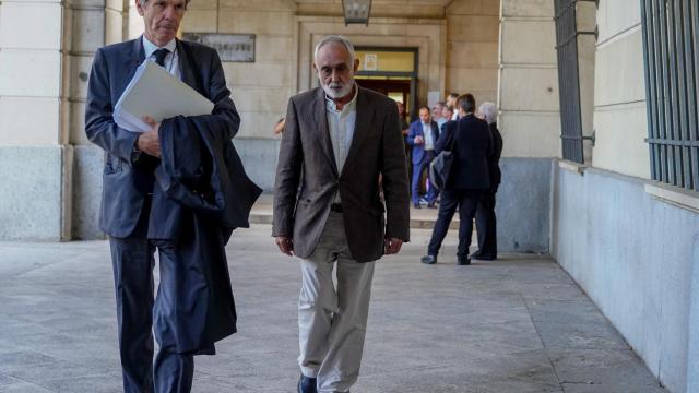 El exdirector técnico de la fundación (Faffe) Fernando José Villén Rueda (d), llegando a la Audiencia Nacional para ser enjuiciado por el caso Faffe.