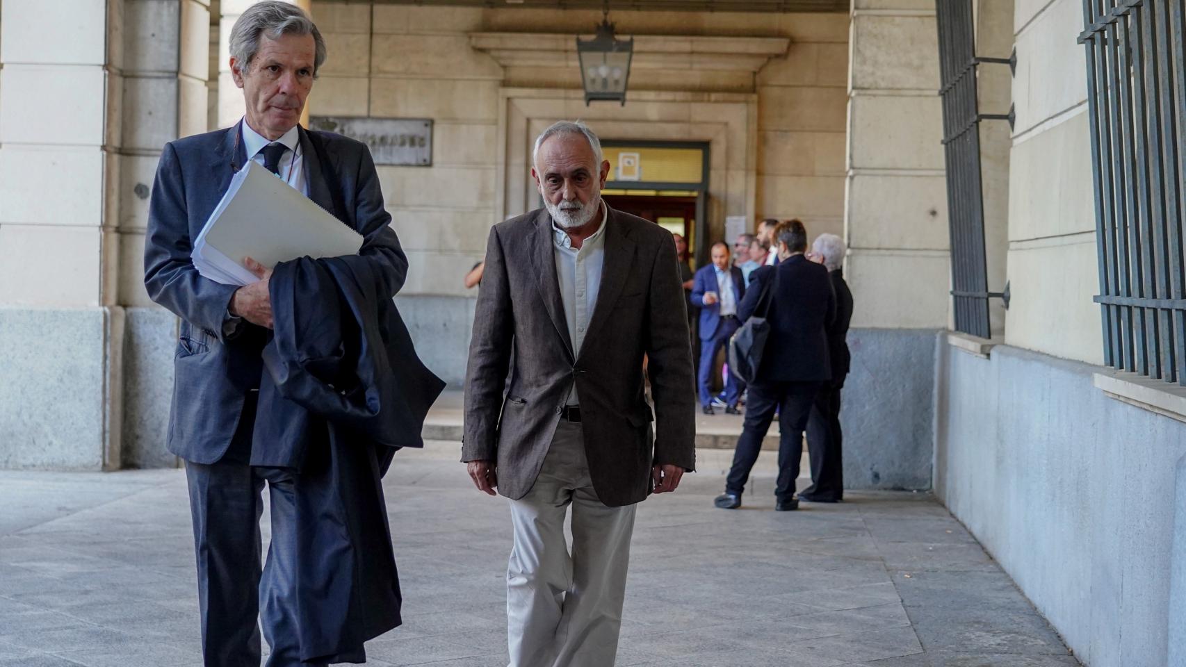 El exdirector técnico de la Fundación Andaluza Fondo de Formación y Empleo, Fernando José Villén Rueda (d), llegando a la Audiencia Nacional en una imagen de hace unos meses.