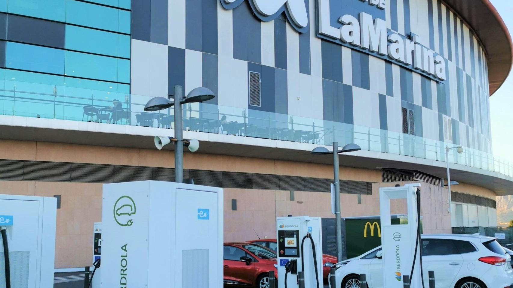CC La Marina con puntos de recarga de Iberdrola