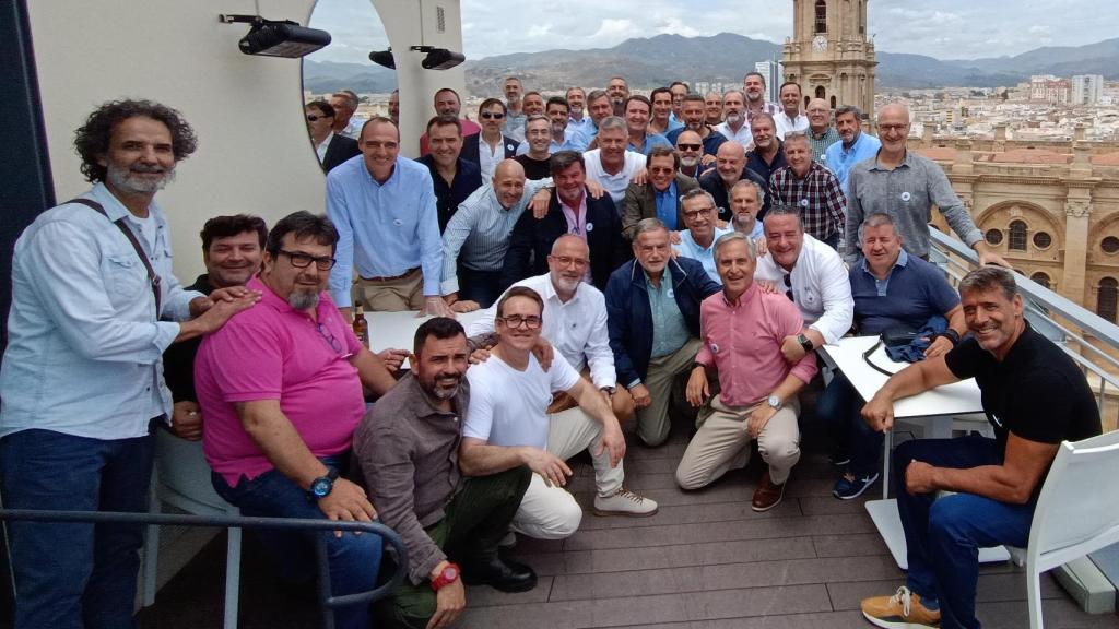 Roberto Jurado, en el centro, junto a los exjugadores y amigos que le dieron el homenaje.