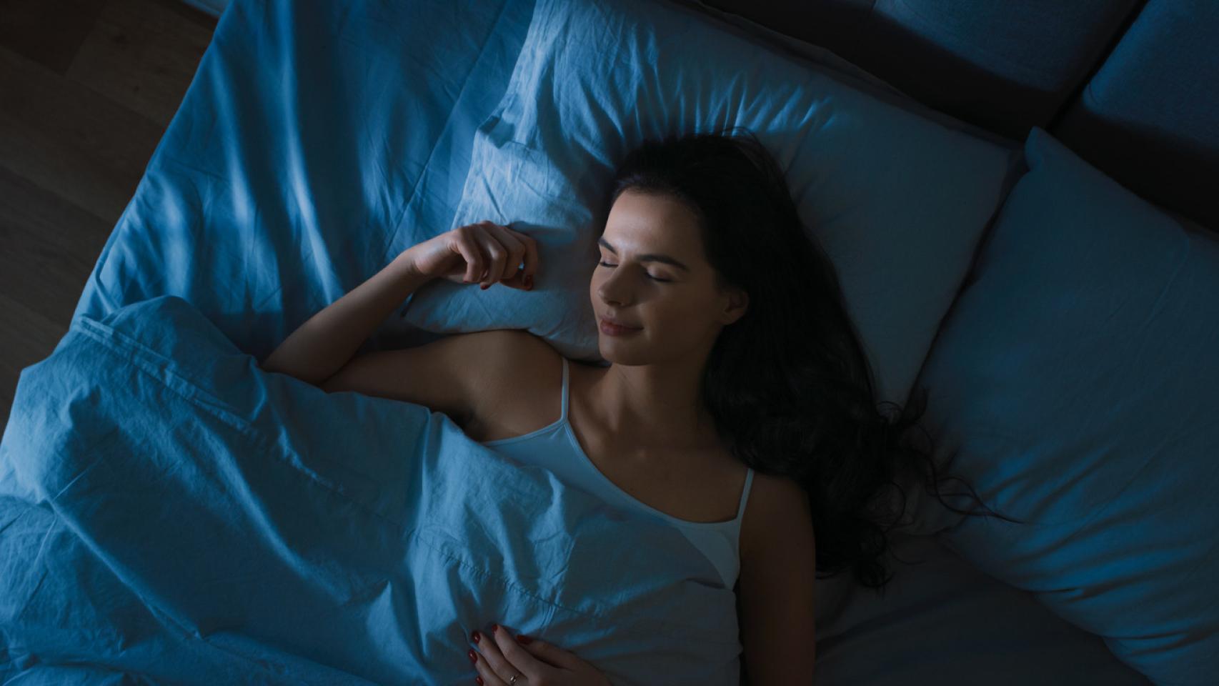 Mujer durmiendo en la cama. Foto: iStock.