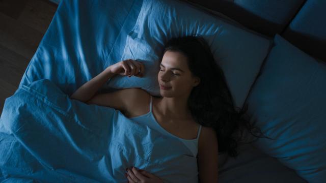 Mujer durmiendo en la cama. Foto: iStock.