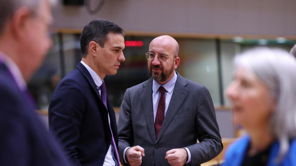 Pedro Sánchez conversa con el presidente del Consejo Europeo, Charles Michel, durante la cumbre de febrero en Bruselas.
