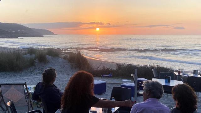 Puesta de sol desde El Chiringo de Barrañán, en la playa con el mismo nombre.