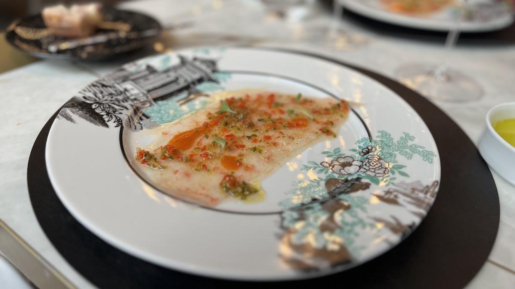 Carpaccio de gamba con su esencia, jalapeño y jengibre
