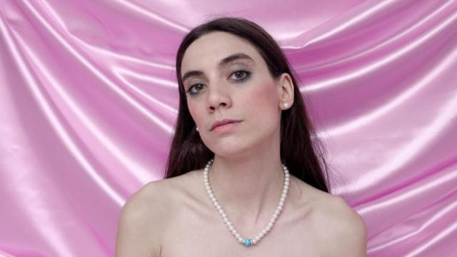 La artista Juana Dolores en una imagen promocional de su espectáculo Hit Me If I'm Pretty