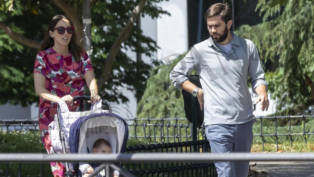 El matrimonio caminando hacia el colegio de su hija mayor, mientras charlaba animadamente.