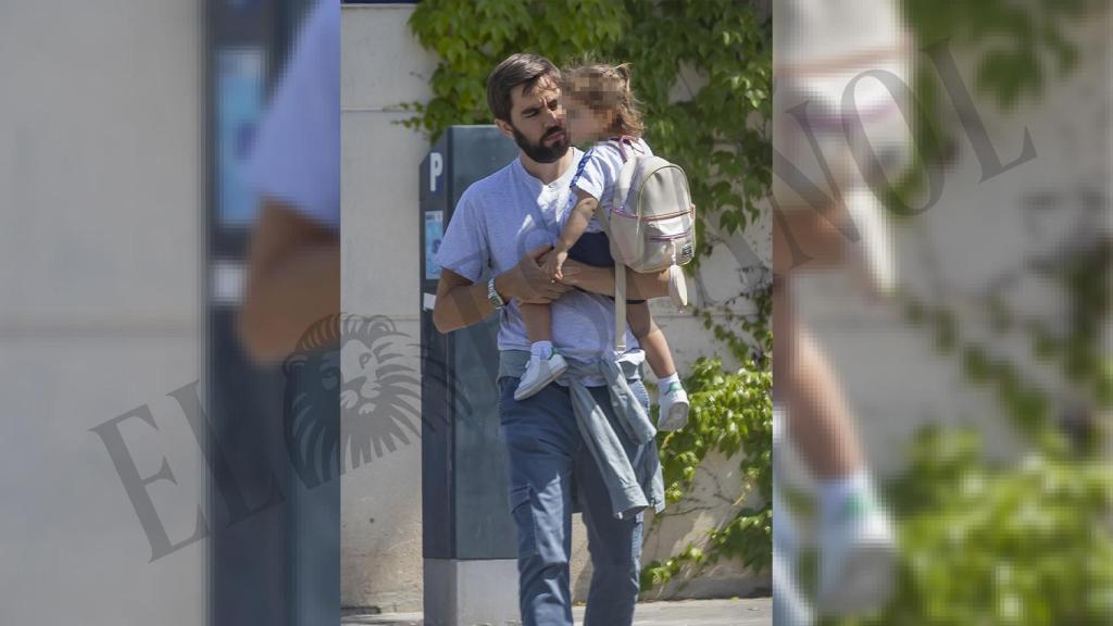 Pedro Armas, con su hija mayor en brazos tras recogerla del colegio.