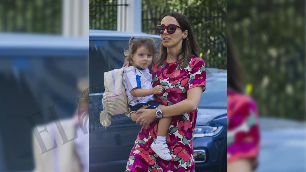 Alejandra Romero con su hija mayor en brazos.