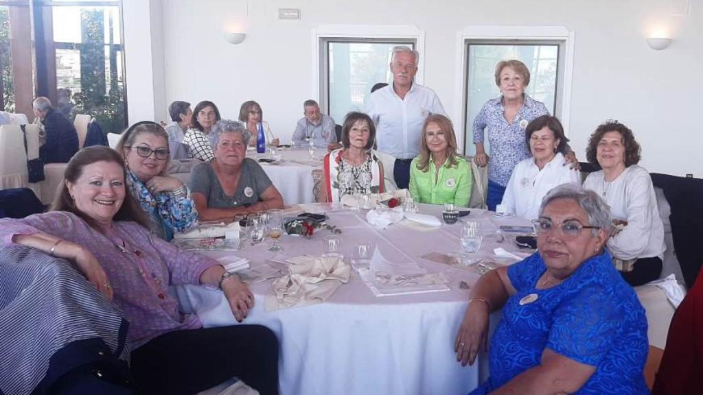 Asistentes a la celebración del 50 aniversario de la promoción de maestros.