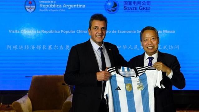 Sergio Massa, en Shanghái este martes con el presidente de la eléctrica china State Grid, Shan Shewu.