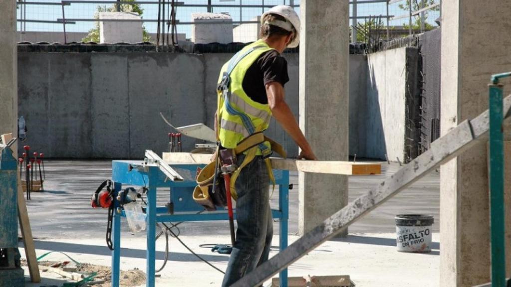 Un arquitecto técnico trabajando en una obra.