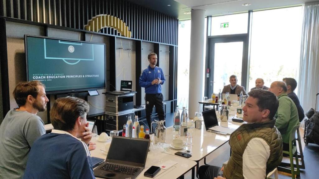 Una de las visitas a Alemania para una charla sobre entrenadores.