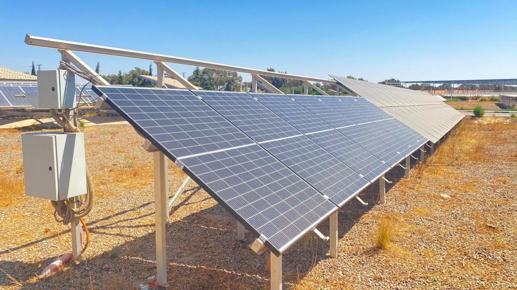 Panel solar mantenido por Chemitek.