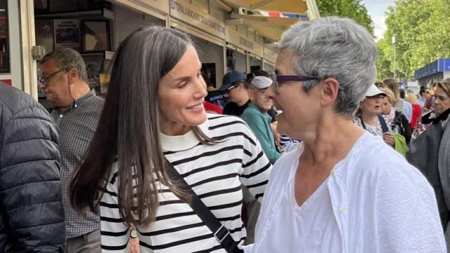 La reina Letizia saludando a una ciudadana en la Feria del Libro de Madrid, este miércoles 31 de mayo.