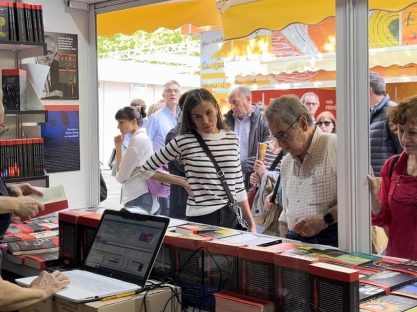 La reina Letizia este miércoles, 31 de mayo, visitando una caseta de la Feria del Libro de Madrid.