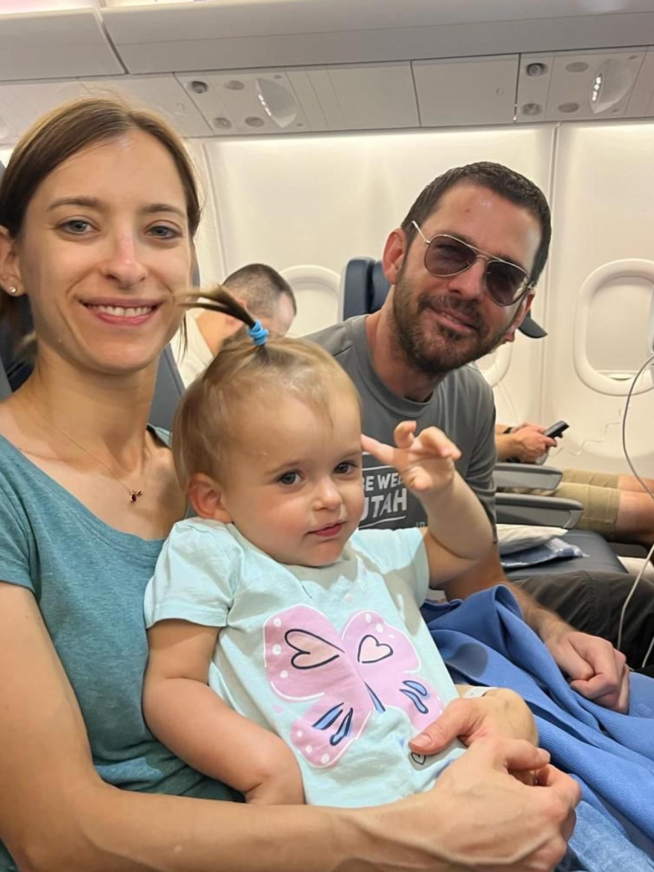 Iryna Palii sujeta en un avión a Emily Vaquero. Alejandro, el padre de la menor sustraída, se encuentra detrás.