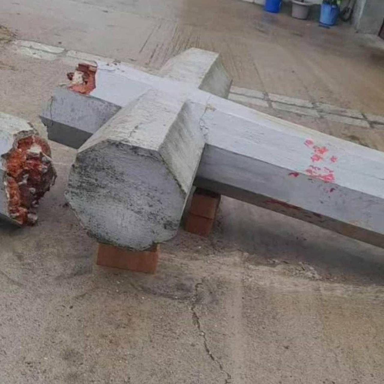 La cruz de los caídos de Barrado tras ser arrancada.