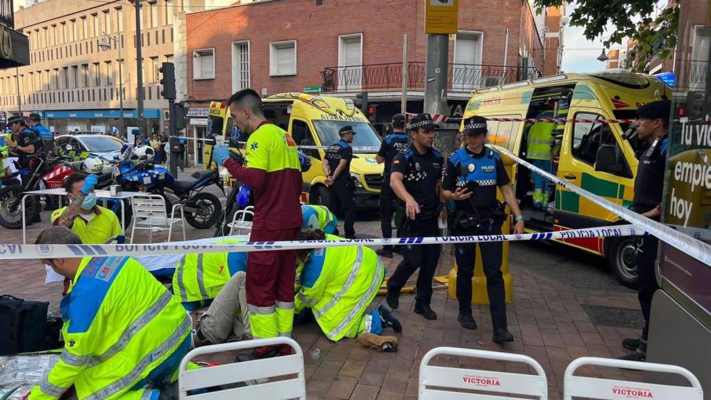 Los servicios de emergencias atendiendo a uno de los heridos.