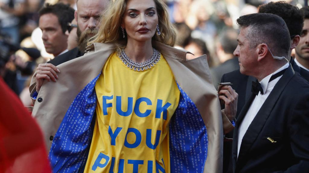 Una mujer lleva un vestido contra Putin en el festival de Cannes.