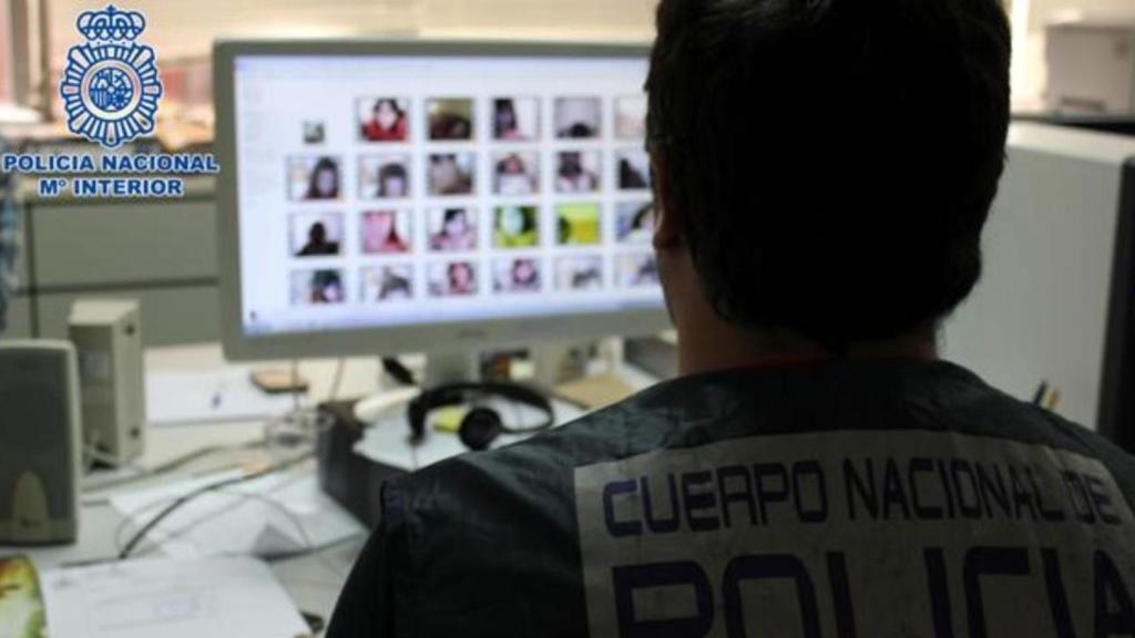 Policía realizando una investigación sobre pornografía infantil, en imagen de archivo.