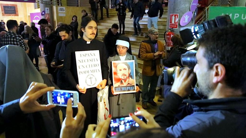 Anónimo García, en el centro, en la acción 'Cleroflautas' en un acto de Podemos.