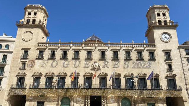 Este viernes se encenderán las luces de las Hogueras en la fachada del ayuntamiento de Alicante.