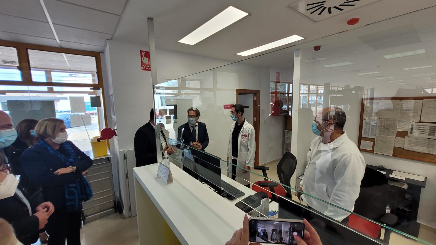 El conseller de Sanidad en funciones, Miguel Mínguez, en su visita a los centros de salud de la Vega Baja alicantina.