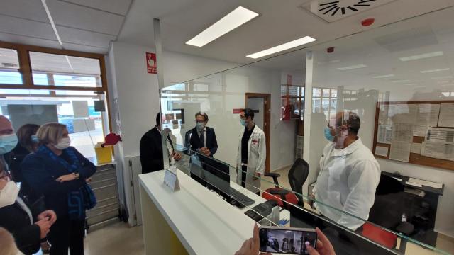 El conseller de Sanidad en funciones, Miguel Mínguez, en su visita a los centros de salud de la Vega Baja alicantina.