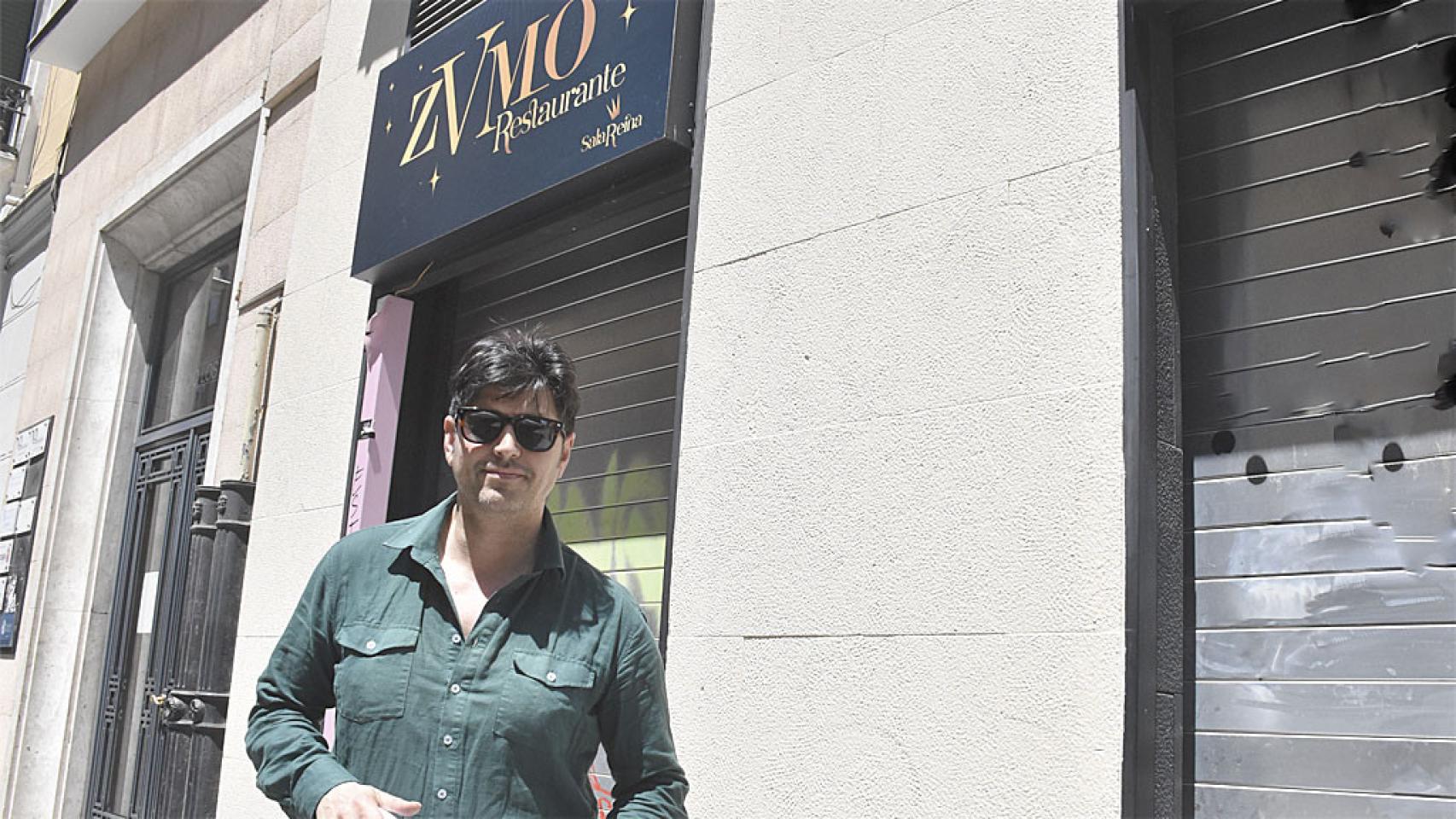 Jaime Valentín con el nuevo restaurante de fondo