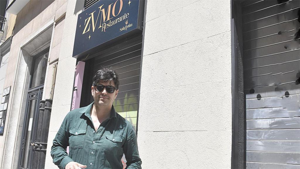 Jaime Valentín con el nuevo restaurante de fondo