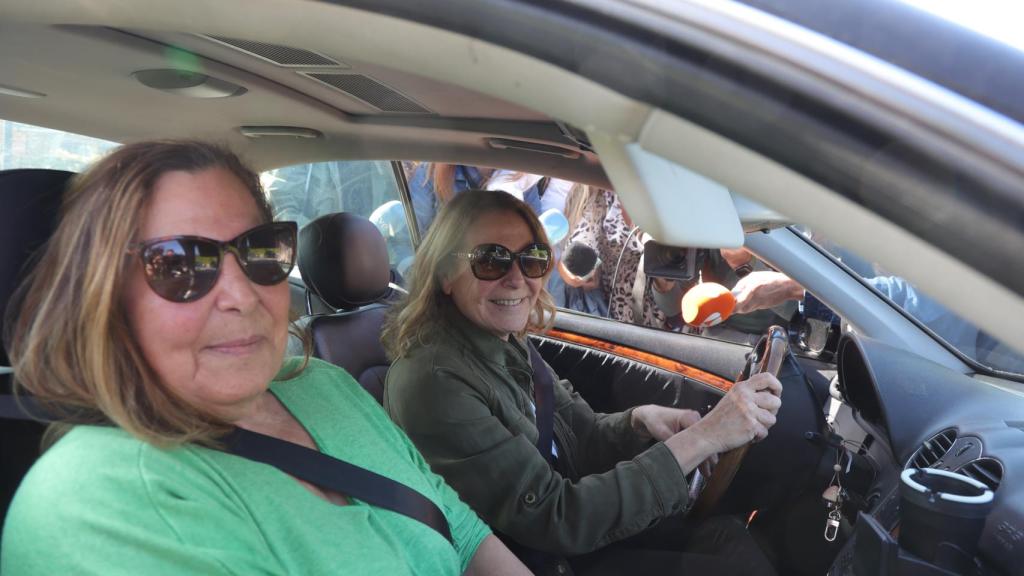 Amalia y Celia García Obregón, hermanas de la actriz, este miércoles, 31 de mayo, atendiendo a los medios.