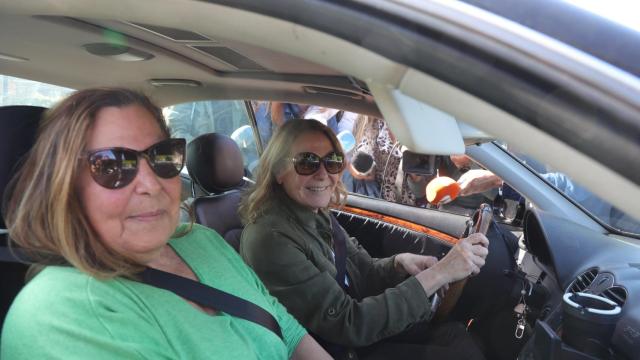 Amalia y Celia García Obregón, hermanas de la actriz, este miércoles, 31 de mayo, atendiendo a los medios.