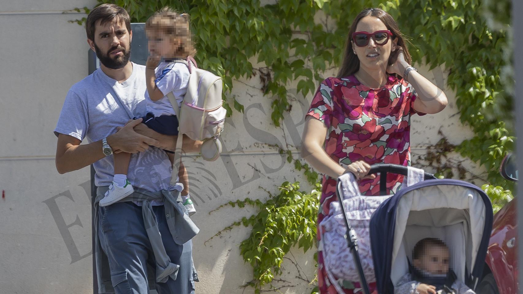 Alejandra Romero, duquesa de Suárez, junto a su marido Pedro y sus dos hijas caminando por Madrid.