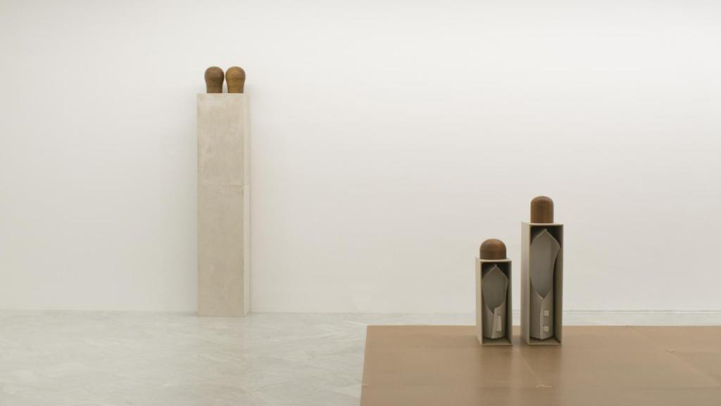 Fuentesal Arenillas: Vista de la exposición con una versión de la serie 'Familias', 2023. Foto: Cortesía de los artistas / CAAC