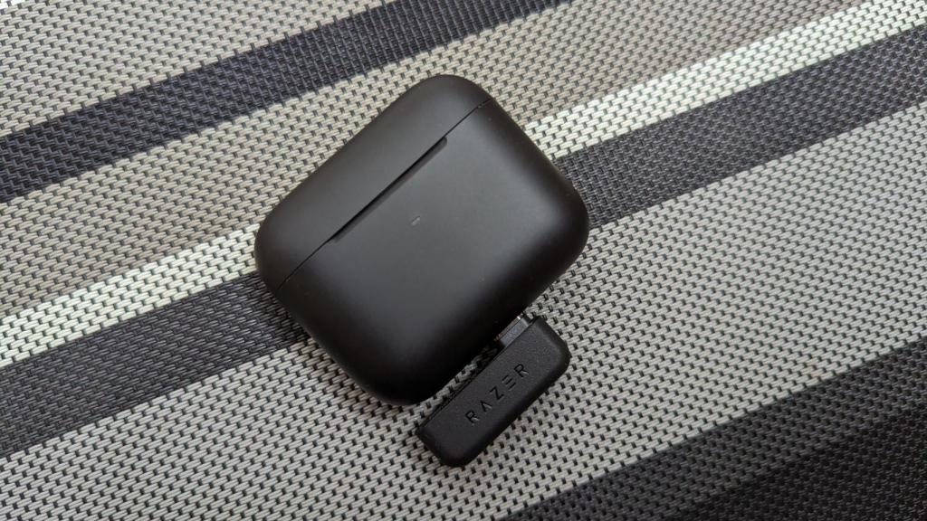 El adaptador de Razer se puede transportar con los auriculares