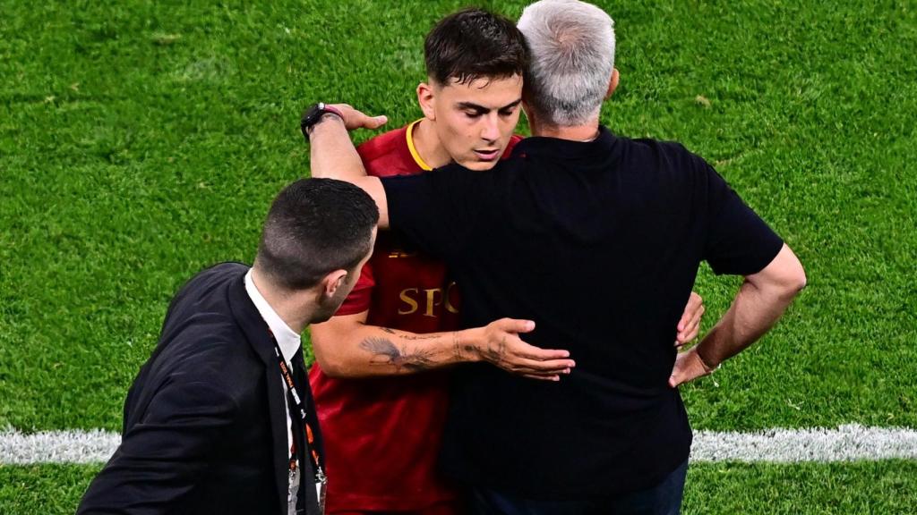 Abrazo entre Mourinho y Dybala, después de que el argentino sea sustituido